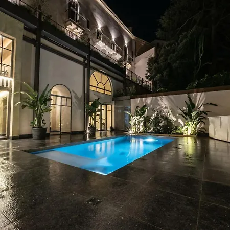 Des Bains & أتشيريالي