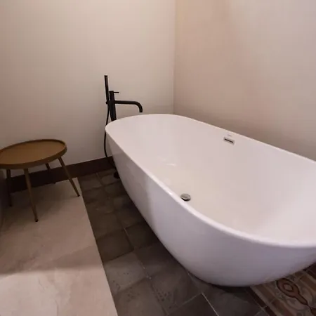 Des Bains & أتشيريالي
